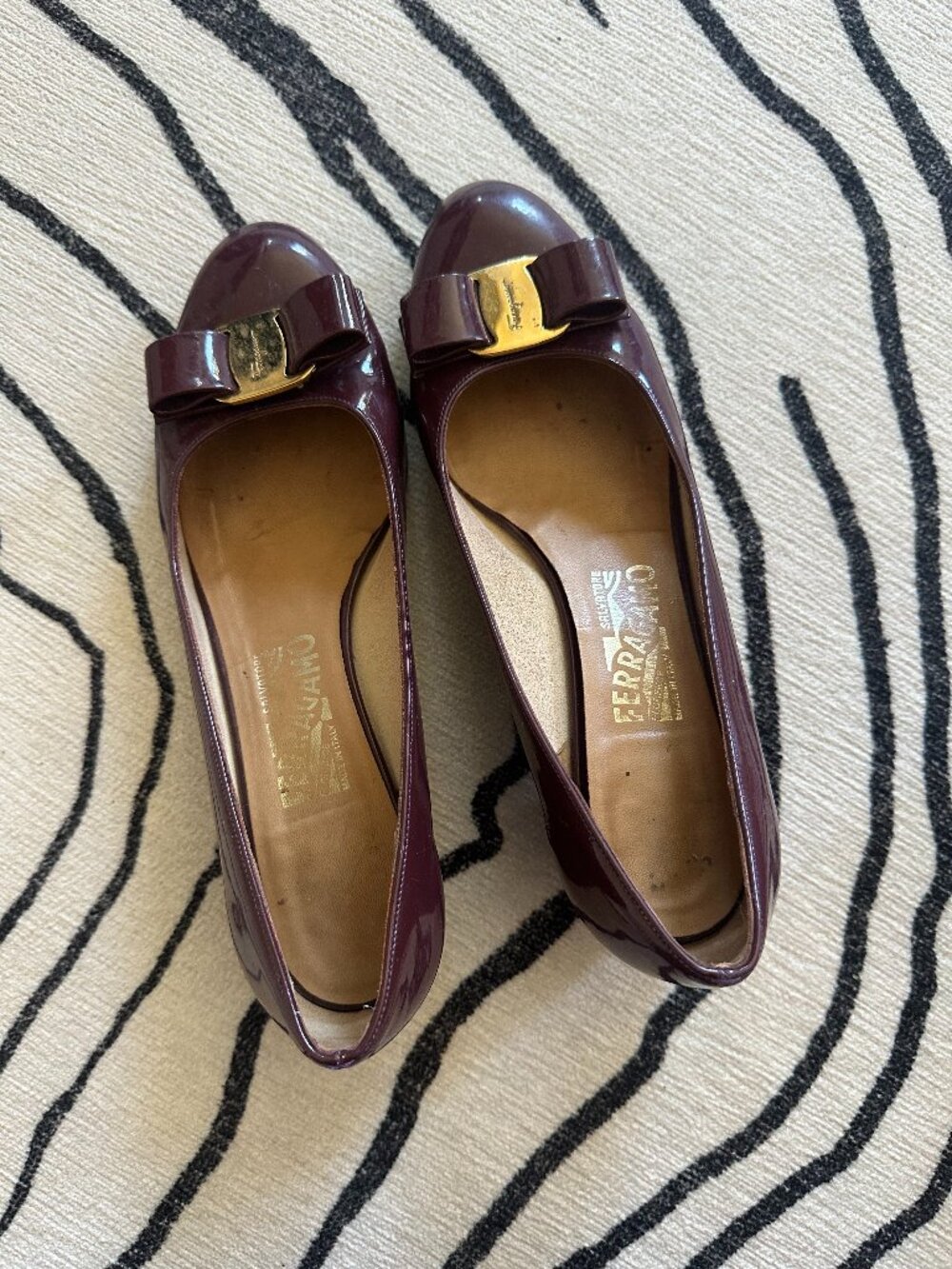 Authentic Salvatore Ferragamo, Vara Bow Pumps, need repair